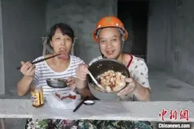 他51岁，拍摄工地生活，拥有百万粉丝……图片