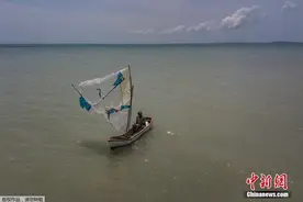 废墟中重启 海地渔民用塑料布织成帆出海图片