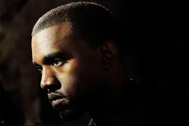 侃爷没穿 Yeezy，穿了一双「弹簧鞋」！造型过分夸张图片