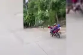 双手离开手把，男子躺着开摩托被网友举报视频封面