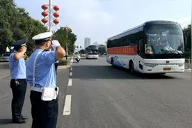 最高礼仪！警车开道，公安干警列队送行援商医疗队图片