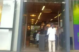 农民工自曝遭耐克店员“歧视”，最新后续来了图片