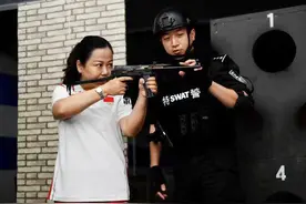 图说│奥运冠军和公安特警谁的射击水平更胜一筹？陶璐娜走进长宁公安“大练兵”现场分享交流图片