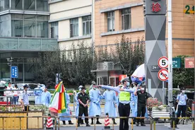 上海市第六人民医院徐汇院区解除闭环管理，目前滞留人员陆续离开……图片