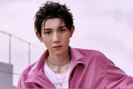 王源粉色运动套装更显少年清新 扎小辫露帅气面庞眼神撩人图片