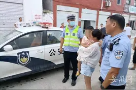 泗县一名4岁男孩走失急坏家人 警方在小巷中找到了他图片