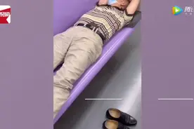 男子地铁内脱鞋横躺，鞋被乘客扔进垃圾桶！地铁回应图片