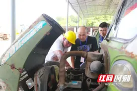 湖南新田：监督集中拆解报废拖拉机图片