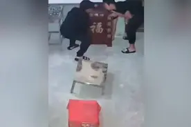 三小伙深夜烧香拜佛后合力顺走功德箱视频封面