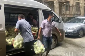 残疾瓜农近万斤香瓜滞销，爱心人士纷纷转发朋友圈支援图片
