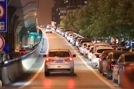 暴雨将至郑州高架桥停满私家车 网友：最靠谱的还是找一个停车楼图片