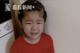 双胞胎姐姐帮弟弟做作业 却遭“无情出卖”图片