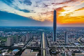 天津：火烧云下的117大厦 格外壮观图片