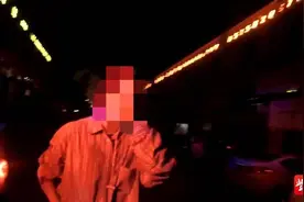 酗酒过量，女子酒后深夜睡上街头图片
