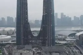 航拍长三角一年回眸看变化！杭州在建第一高楼“杭州之门”外型已现视频封面