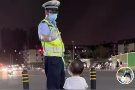 郑州1岁女儿与交警爸爸半月未见，在路口偶遇其执勤，站原地不愿离开……图片