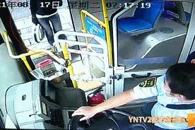 昆明公交车上一女子拒戴口罩，听到报警后竟想跳窗逃跑图片