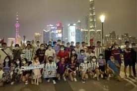 女球迷自费包下外滩大屏幕上演梅西灯光秀，沪上梅西迷自发来了，既是狂欢也是告别图片