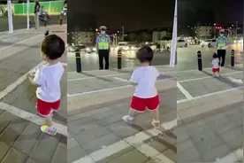 催泪！一岁萌娃与交警爸爸半月未见 街头偶遇认出后久久不愿离开图片