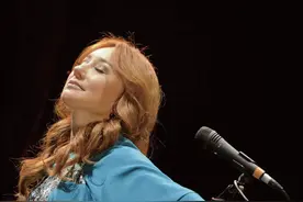 她是吴青峰等人的偶像，王菲也翻唱过她的歌丨夜问图片