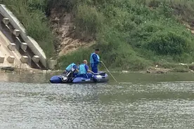 河南固始一对父子下网捕鱼时落水，目前仍在搜救中图片