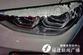 宝马刚买6天，车灯进水！4S店：正常！车主：我不信！「新闻三剑客」图片