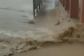 为应对强降雨天气，四川一小学打破围墙排洪视频封面