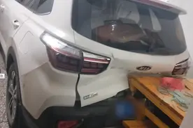 惊险万分！错把油门当刹车，小动作也能引发大事故！ | 一线微观图片