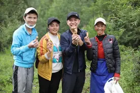 95后广东小伙钻进云南深山拾松茸，过百元一斤，网店卖断货图片