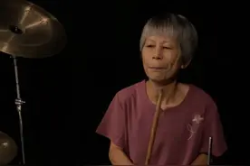 儿子教辛苦干农活的母亲学会娱乐，广西七旬奶奶打起帅气架子鼓走红图片