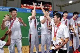 国家队教练屈居“助理教练”，上海男排时隔12年再夺全运会冠军图片