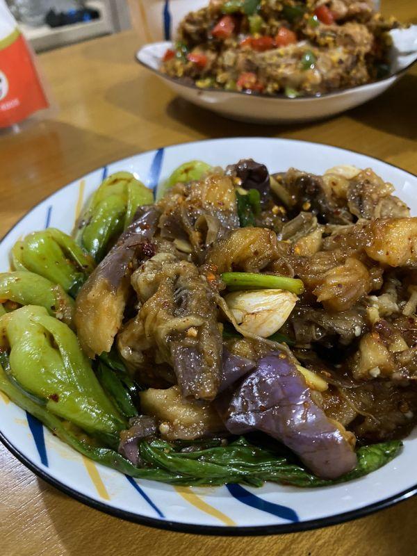 凉拌茄子怎么做好吃简单做法（巨下饭的家常菜家常凉拌茄子）