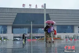 暴雨中郑州东站乘客稀少图片