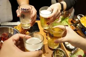 你喝的可能是假啤酒！广西警方捣毁一个制售伪劣啤酒黑窝点图片