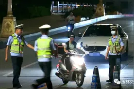 给车牌戴口罩？玉林两名外卖骑手“渣操作”被查获图片