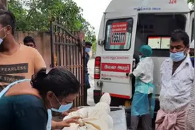 印度13岁男孩举旗迎接官员时触电身亡 民众发声质疑图片