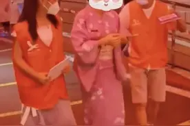 厦门一女子穿和服做核酸检测被劝回，就职酒店：是制服图片