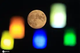 土耳其安卡拉满月当空 霓虹交错夜景美如画图片