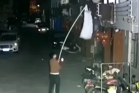 "我自己穿！"男子偷盗女性衣物 民警：其出租屋内裙子多到令人发指图片