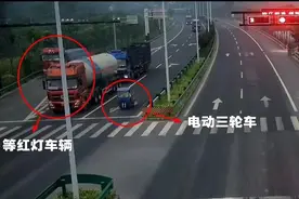 三轮车闯红灯与货车撞上，幸好货车司机快速反应图片