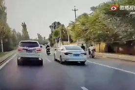 北京街头一轿车恶意别倒摩托车，致骑手翻滚数圈，多处受伤图片