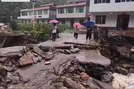 四川巴中普降暴雨 洪涝致多地内涝塌方 紧急转移安置18597人图片