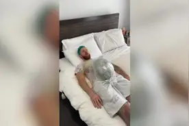 国外男子在肚子上捆西瓜体验当孕妇 网友赞叹：女人是超级英雄图片