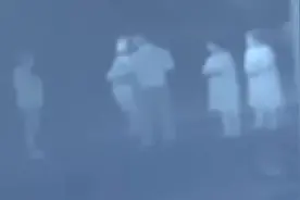 戴发套穿长裙！为追求刺激 男子扮女装潜入女宿舍……图片