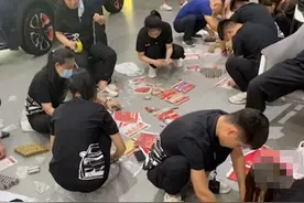 大叔提5万元硬币给儿子买车 工作人员：数钱数到手抽筋图片