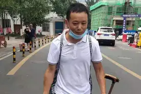 湖南“的哥”连续3年免费接送卧床老人就医图片