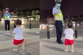 “半个月没见了”偶遇交警执勤 1岁宝宝认出是爸爸后不愿离开……图片