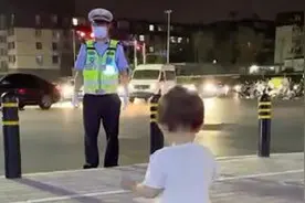 “半个月没见了”偶遇交警执勤 1岁宝宝认出是爸爸后不愿离开...视频封面