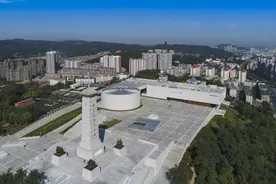 鸭绿江断桥上，小男孩响亮地唱起了“雄赳赳，气昂昂，跨过鸭绿江......"图片