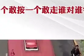 男子骑车影响公交车通行 司机狂按喇叭 男子竟弃车而去图片